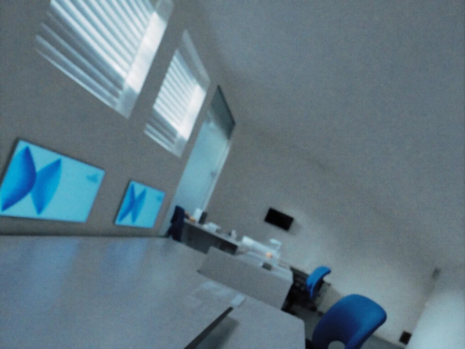 Imagen ilustrativa: sala de operaciones con pantallas al fondo